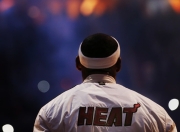 开云棋牌试玩-英超争冠焦点战，步行者正面击溃独行侠，体育世界的奇妙交汇